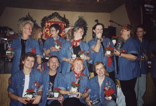 2000_12_Weihnachten_Geschenke fuer die Auftrittsgruppe.jpg